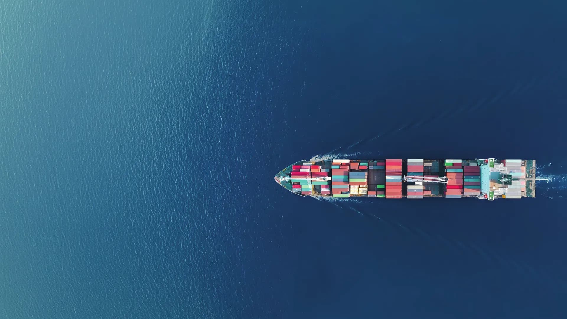 Tàu container trên biển nhìn từ trên cao