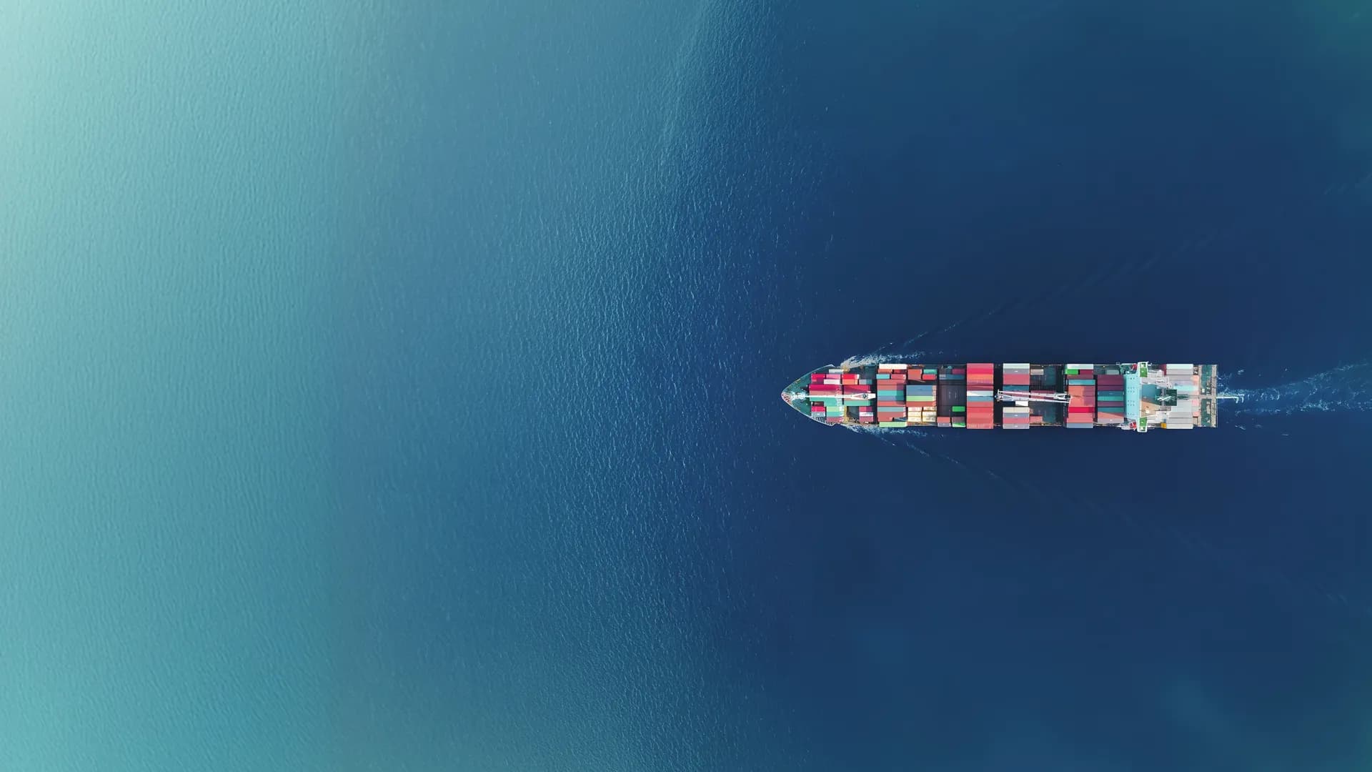 Tàu container trên biển nhìn từ trên cao